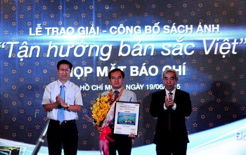 Winners of photo contest “Enjoy Vietnamese identity” awarded  - ảnh 1